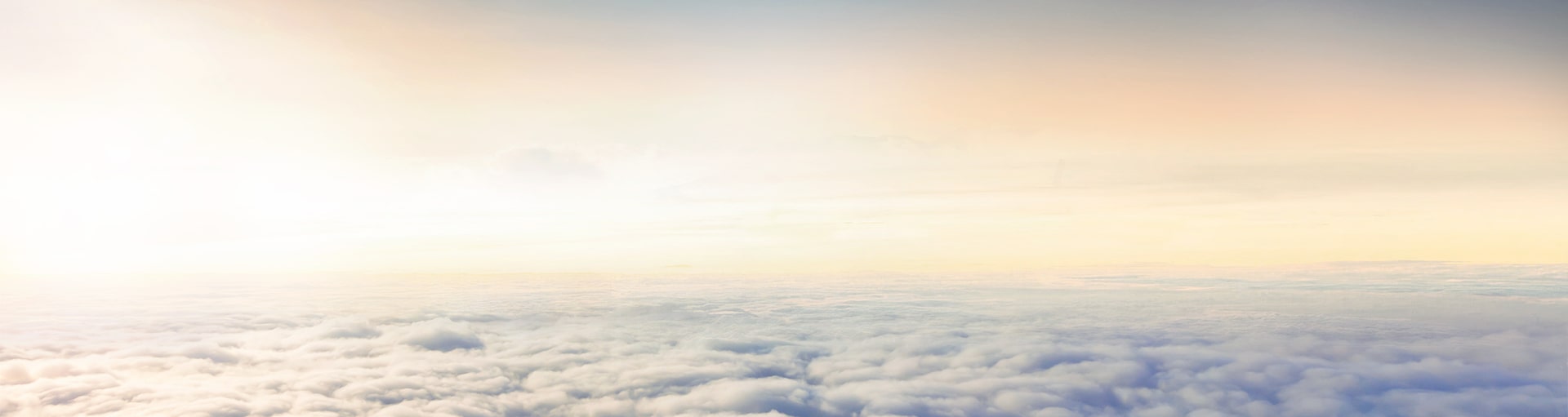 Aeronave,da empresa Abaete, voando sobre as nuvens